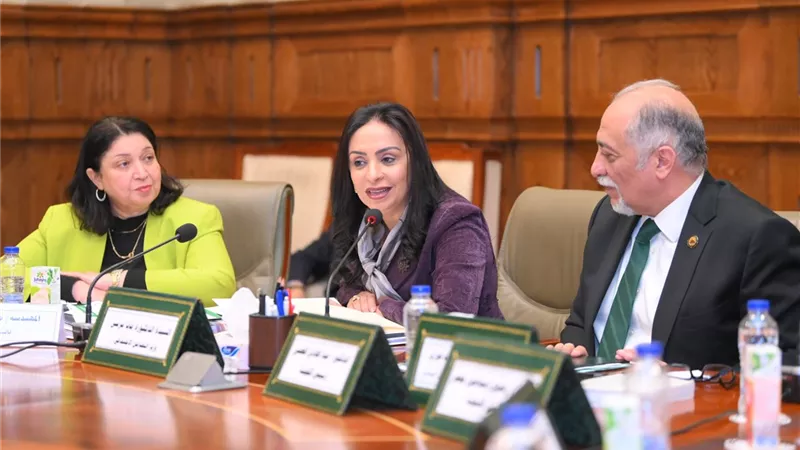 لجنة مشتركة مع 