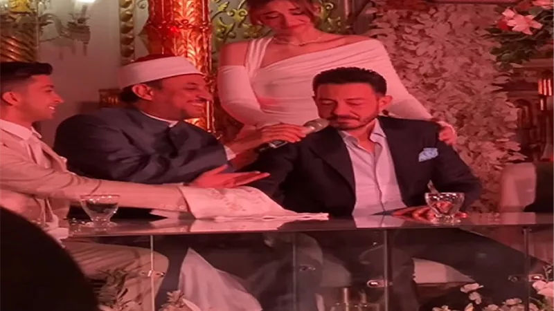 أحمد زاهر يبكى فى عقد قران ابنته ليلى