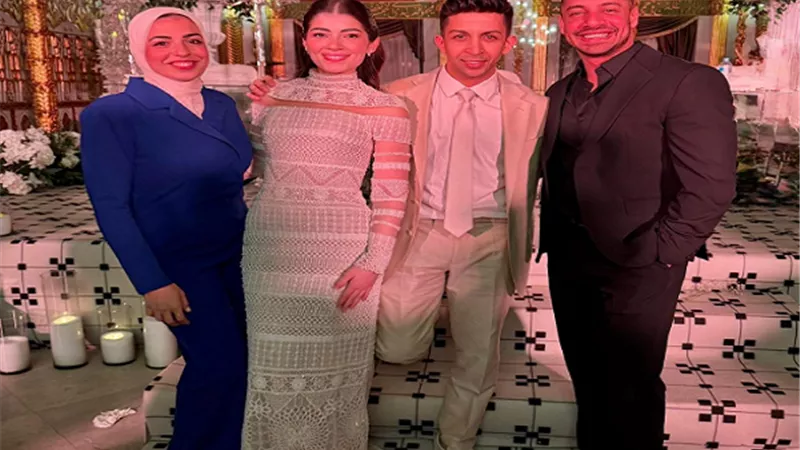 عمرو وهبة وزوجته يشاركان فى حفل عقد قران ليلى زاهر وهشام جمال
