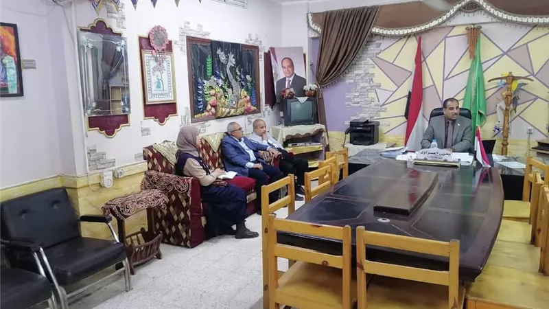 مدير تعليم قليوب يلتقي مديري المراحل ورؤساء الأقسام