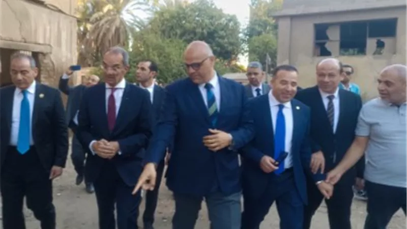 وزير الاتصالات ومحافظ القليوبية يتفقدان أقدم محلج للقطن في الشرق الأوسط