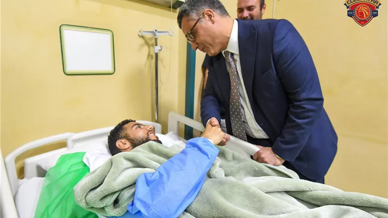 سفير الجزائر في مصر يزور القندوسي لمؤازرته بعد الإصابة