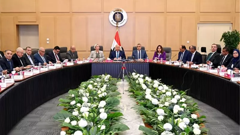 وزير الصناعة يوجه بالتوسع في فروع سلامة الغذاء لتيسير التصدير