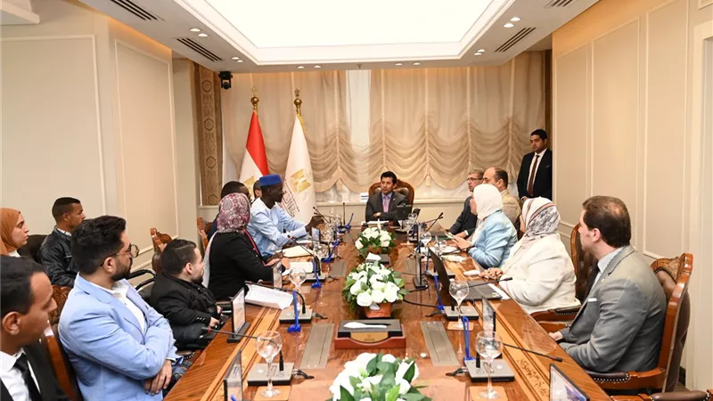 وزير الرياضة ومنظمة الكنفجيس يسلمان منحا لأصحاب المشروعات الصغيرة