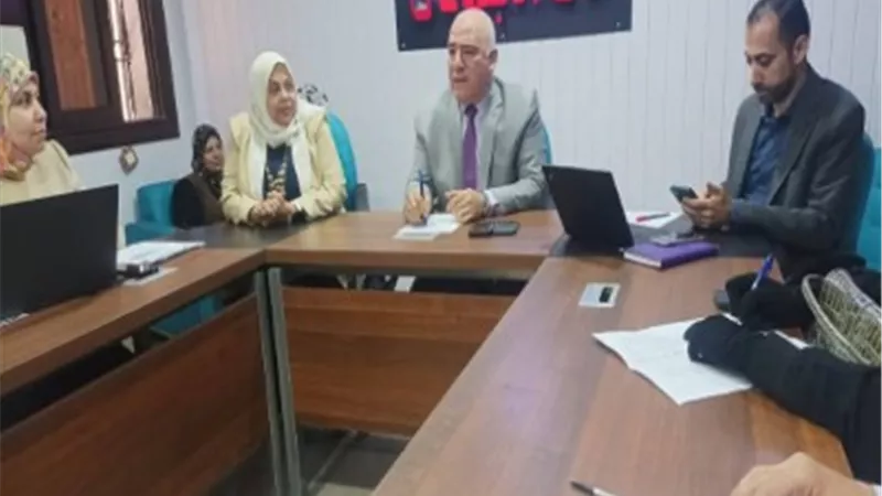 وكيل الصحة بالقليوبية يناقش أداء العمليات الجراحية بالمستشفيات