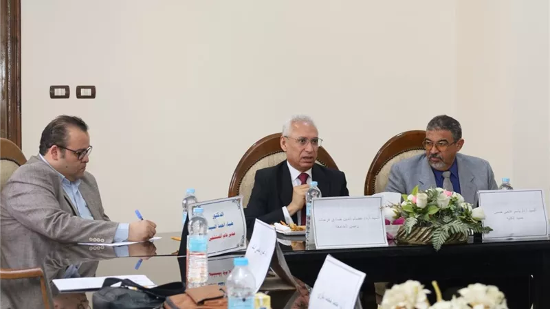 رئيس جامعة المنيا يشهد اجتماعي مجلسي كليتي التربية وطب الأسنان.