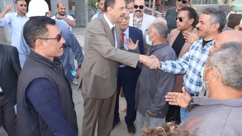 محافظ سوهاج يتفقد حصاد محصول القمح بأحد الحقول ويتابع التوريد