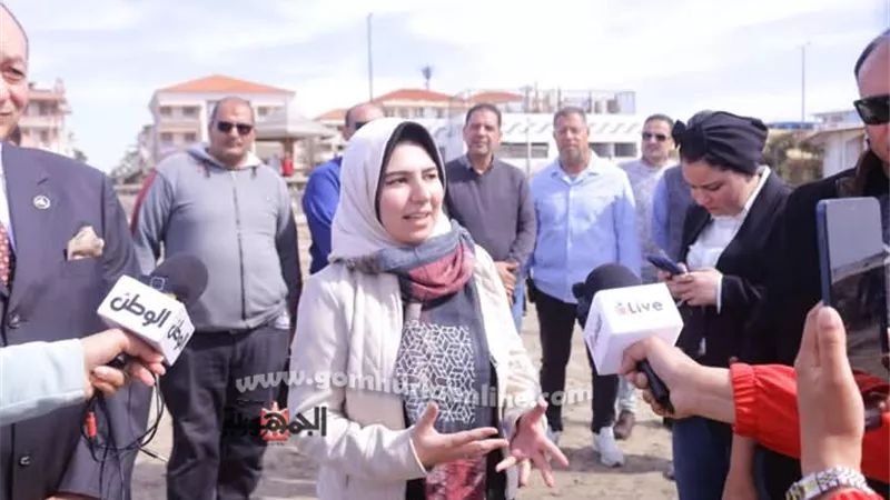 نائب محافظ دمياط تتابع تجهيزات الشواطئ المجانية برأس البر