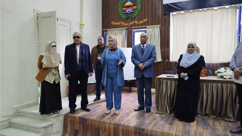 وكيل تعليم مطروح تتابع البرنامج التدريبي لتنمية مهارات معلمي العلوم