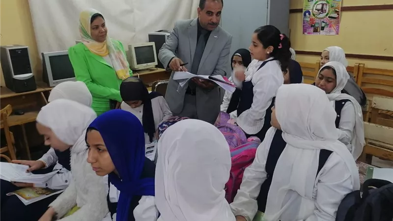 مدير تعليم قليوب يتابع المدارس ويشيد بمستوى الطلاب