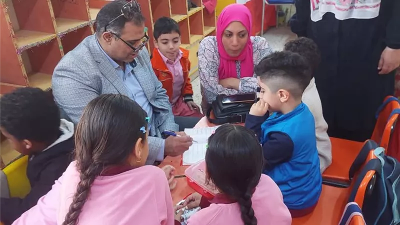 وكيل تعليم الخانكة يتفاعل مع الطلاب داخل الفصول