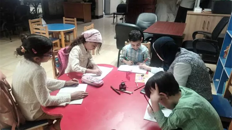 أسيوط: مكتبة مصر العامة تنظم ورش تعليم الخط العربي وتدريب الشطرنج