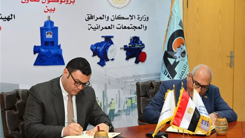 وزير الاسكان يتفقد خطوط انتاج مصنع 30 يونيو و مواسير الغاز بحلوان