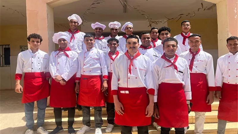 تدريب عملى لطلاب كلية السياحة والفنادق بالأقصر لإعداد طبق صحى