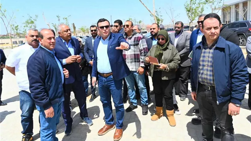 وزير الإسكان يقوم بجولة موسعة بمشروع 