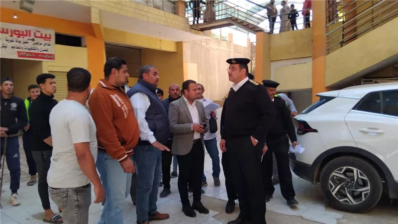 غلق وتشميع وإزالة مخالفات بنائية بالقطاع الثانى فى أكتوبر