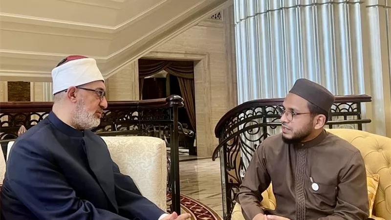 د.نظير عياد يلتقي مفتي سنغافورة لبحث سُبل تعزيز التعاون