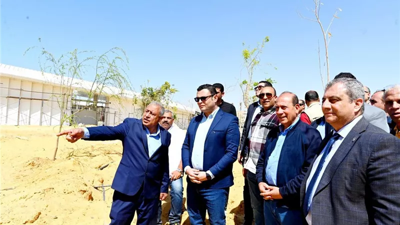 وزير الإسكان يعقد اجتماعا مع مسئولي الشركة الصينية