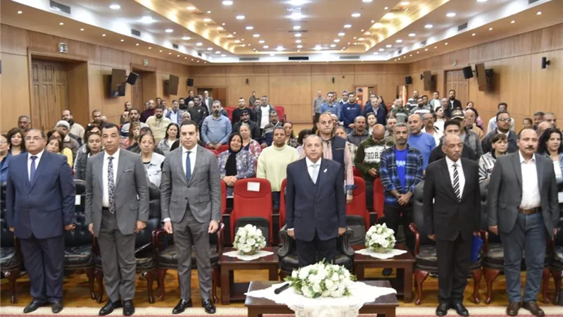 محافظ بورسعيد يلتقي بالعاملين الأقباط للتهنئة بعيد القيامة المجيد