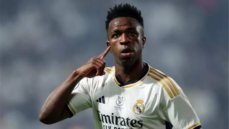 شاهد .. رعونة صاليبا تتسبب فى تعادل ريال مدريد باقدام فينيسيوس