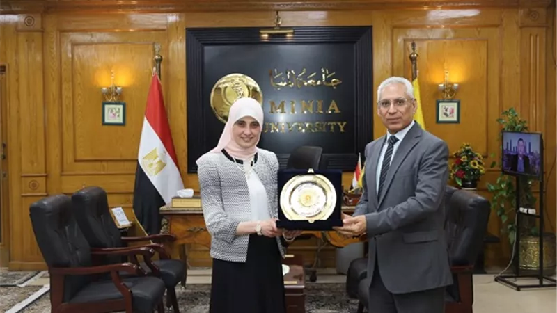 رئيس جامعة المنيا يستقبل نهال الشقنقيري طبيبة الإنسانية
