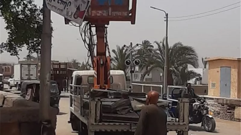 محافظ أسيوط يوجه بمواصلة إزالة الإعلانات غير المرخصة