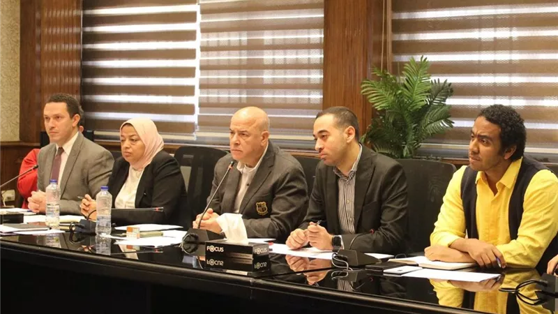 وزير الشباب يتابع إجراء المقابلات الشخصية للمتقدمين لمنحة ناصر
