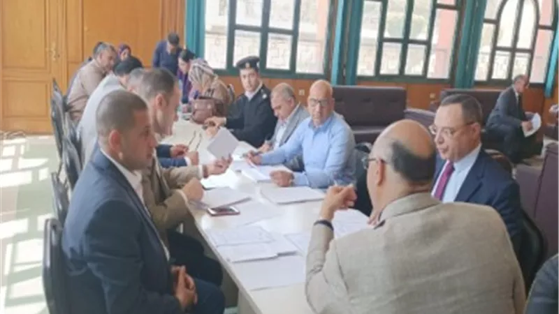 محافظ القليوبية يبحث طلبات المُعلنين وتعظيم موارد الدولة