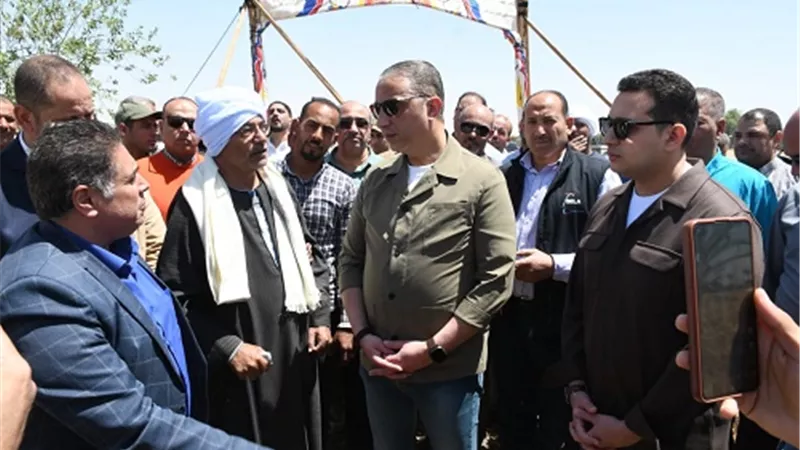 محافظ الفيوم: يفتتح موسم حصاد القمح بأحد الحقول الزراعية