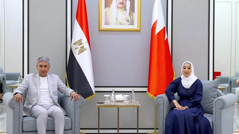 وزير السياحة يعقد لقاءات ثنائية مع وزراء السياحة والمالية بالبحرين