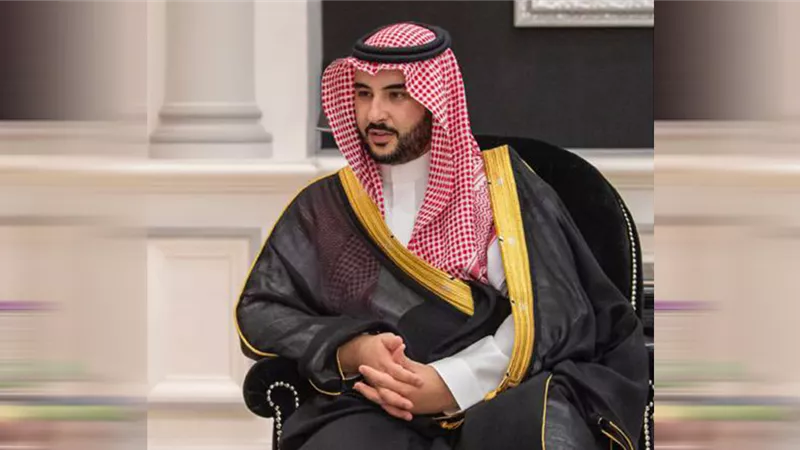 وزير الدفاع السعودي يسلم المرشد الإيراني رسالة من الملك سلمان