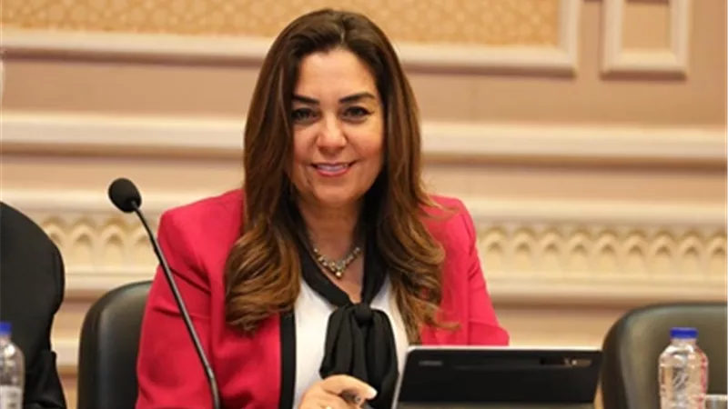 وزيرة التنمية المحلية تهنئ البابا تواضروس بعيد القيامة المجيد