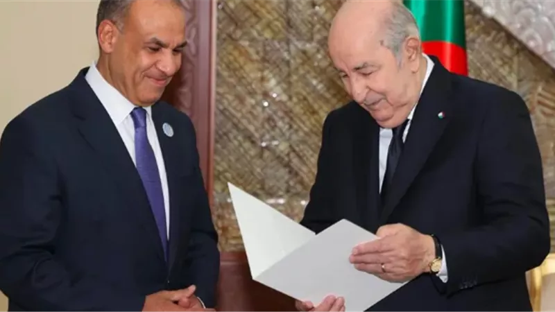 وزير الخارجية المصري يسلم رسالة من السيسي إلى تبون