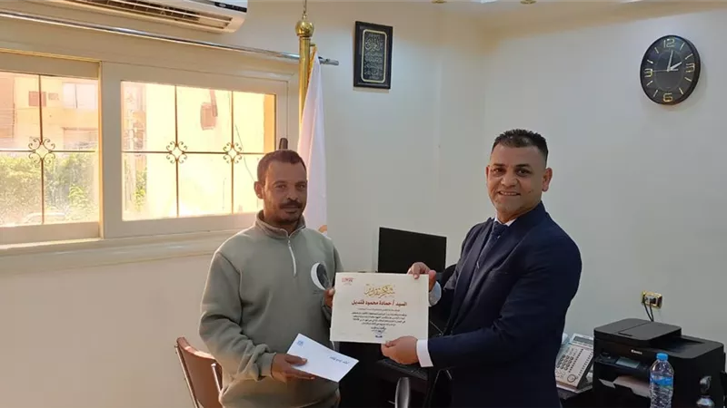 رئيس مركز البياضية بالأقصر يكرم الموظف المثالى عن شهر مارس٢٠٢٥