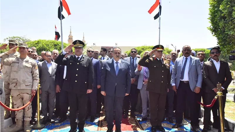 محافظ أسيوط يضع إكليل الزهورعلى النصب التذكاري للشهداء .صور