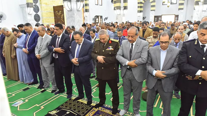 محافظ أسيوط يؤدي صلاة الجمعة مع أهالي بني عدي في العيد القومي