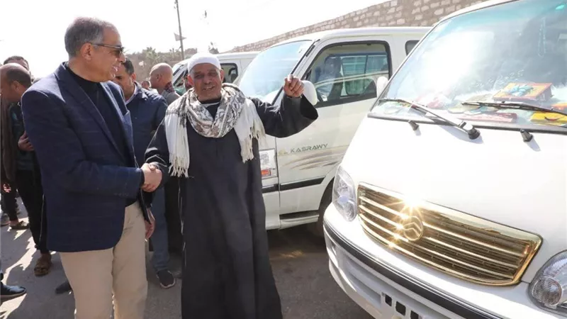 أهالي المنيا يشكرون القيادة السياسية.. وفّروا لنا وسيلة نقل آدمية