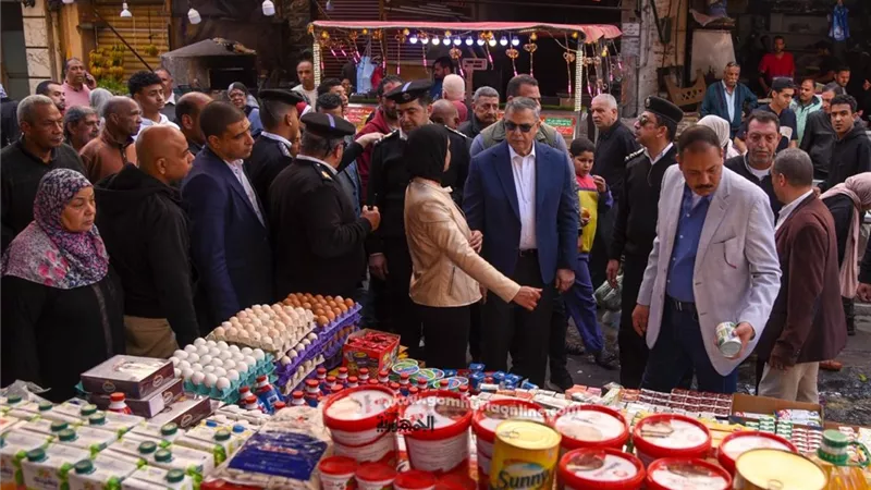 محافظ الإسكندرية يطارد المخالفين فى حوارى بحرى