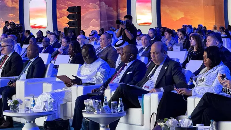 وزير الطيران يشارك في الجلسة الختامية لأعمال مؤتمر 