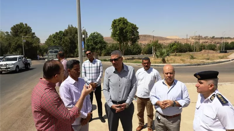محافظ أسوان يتفقد الطريق البديل للسادات ويقرر فرض غرامات مالية