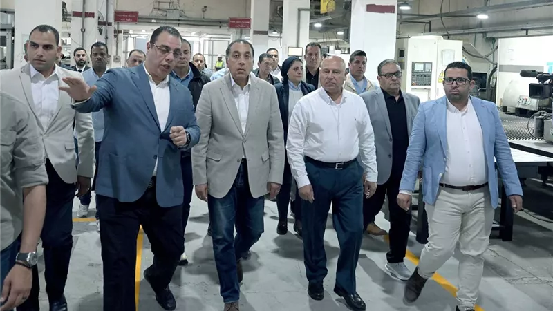 رئيس الوزراء يتفقد مصانع شركة طيبة للصناعات المتطورة