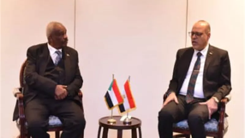 وزير العمل يناقش مع نظيره السوداني تفعيل التعاون وتبادل الخبرات