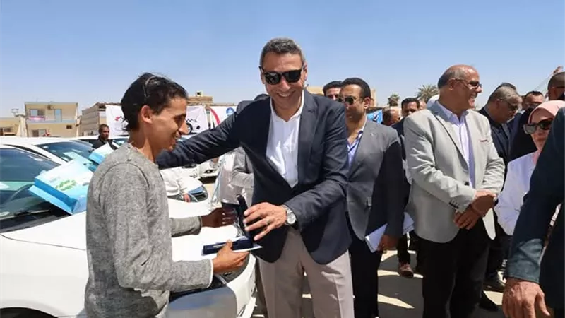 محافظ السويس يسلم الدفعة الأولى للمستحقين لسيارات التأكسي الجديدة
