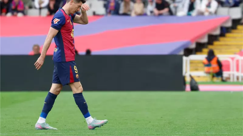 تفاصيل إصابة ليفاندوفسكي وموقفه من كلاسيكو برشلونة وريال مدريد