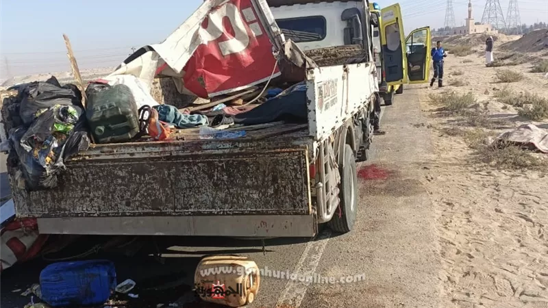 مصرع وإصابة 13 عامل في تصادم سيارتين بشرق القناة