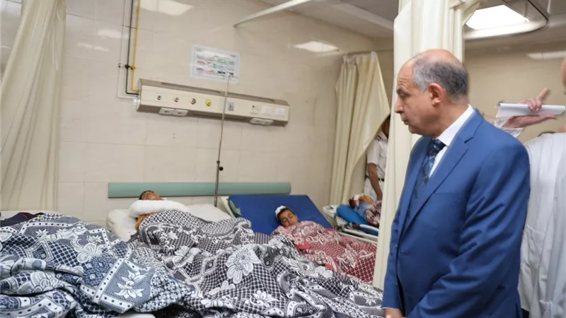 محافظ المنيا يزور المصابين و يقرأ الفاتحة على أرواح الضحايا