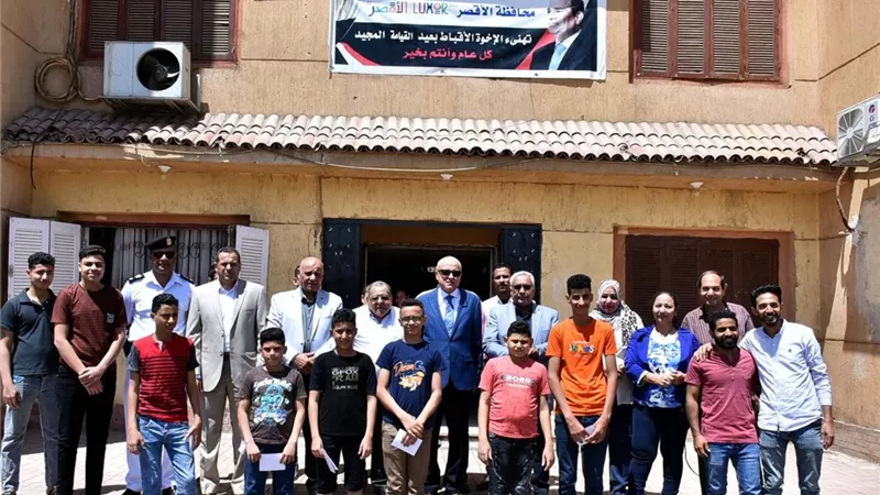 محافظ الأقصر يهنئ الأطفال باحتفالات عيد القيامة المجيد