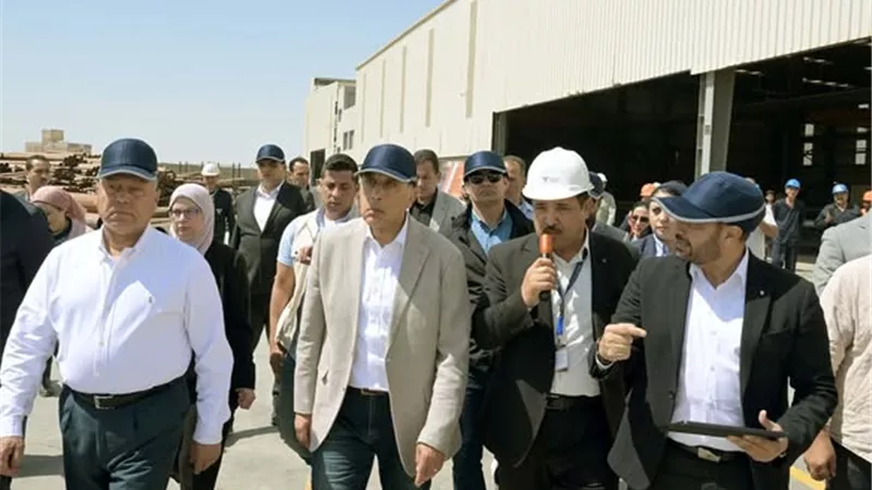 رئيس الوزراء يتفقد مجموعة مصانع شركة التوكل للصناعات الحديدية والجلفنة 