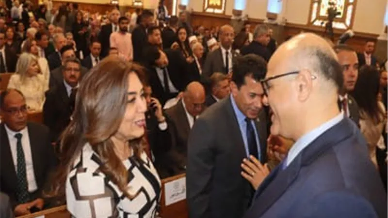 محافظ القليوبية يشارك الأقباط فرحة عيد القيامة بالكنيسة الإنجيلية