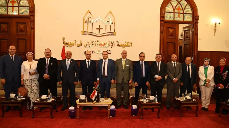 رئيس جامعة أسيوط يزور الكنيسة الإنجيلية الأولى